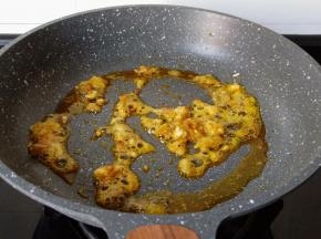 锅里加少许的菜籽油，油微热加入蟹黄炒香。