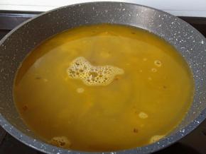 加入适量的清水。