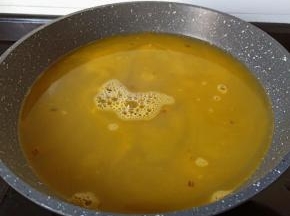 加入适量的清水。