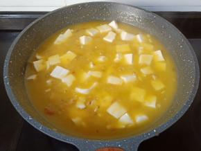 一边加淀粉水一边搅拌均匀。