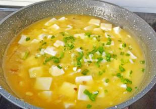 加盐调味，撒点香葱提香。