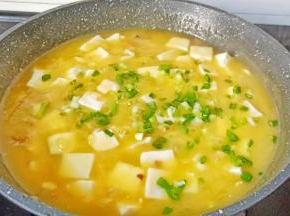 加盐调味，撒点香葱提香。