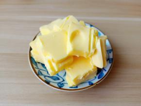 黄油提前从冷冻室拿出来常温软化，软化到手指一戳就可以按下去。