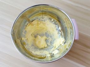 黄油放入容器用打蛋器打发至颜色变浅。