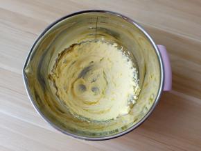 打发到白糖融化，体积蓬松。