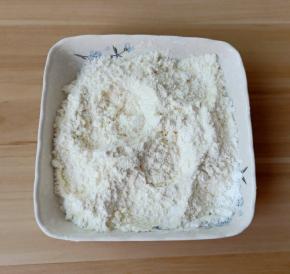 低筋面粉、奶粉、玉米淀粉混合过筛一下。