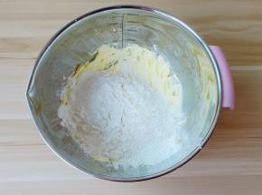 粉类放入容器里，用翻拌刀翻拌均匀即可。