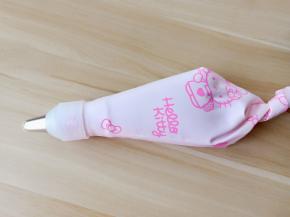 将面团放入学厨裱花袋【学厨裱花袋可以反复使用，韧性超好，对于做曲奇这样的点心来说一定要选择不会爆的裱花袋】