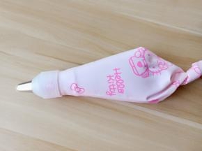 将面团放入学厨裱花袋【学厨裱花袋可以反复使用，韧性超好，对于做曲奇这样的点心来说一定要选择不会爆的裱花袋】