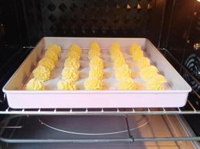 烤箱提前预热，上火150度，下火145度烤20分钟，要随时观察曲奇的上色情况。