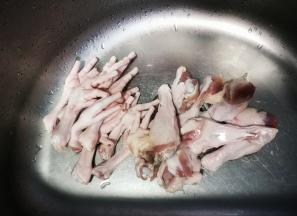 鸭腿、鸡爪、豆干、鸡蛋等（选自己喜欢的食材）清洗干净。
