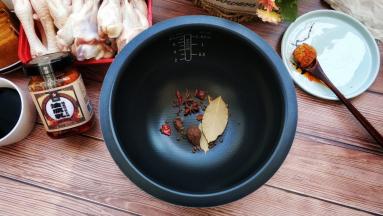 花椒、八角、蒜、桂叶、草果、干辣椒放入电饭煲里。
