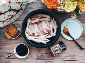 码入鸭腿、鸡爪、鸡蛋等