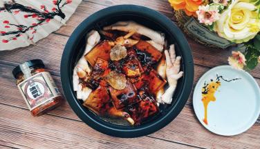 放入3块黄翠仙油腐乳、生抽、老抽、鱼露、冰糖、蚝油、醋，倒入一罐啤酒
