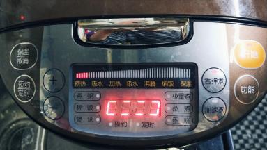 按煮饭键（1小时）如果想要肉软烂一点，第一次煮好后再按一次快速煮（半小时）
