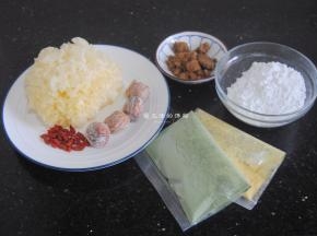 准备好食材，要是没南瓜粉和大麦粉，就不用加，白色的糯米圆子也很好吃。