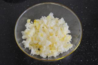 新鲜的银耳撕碎，用清水清洗2遍，去掉杂质，尾部一定要剪干净哦，要是用干银耳，就提前1小时进行浸泡发大，再清洗。