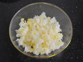 新鲜的银耳撕碎，用清水清洗2遍，去掉杂质，尾部一定要剪干净哦，要是用干银耳，就提前1小时进行浸泡发大，再清洗。