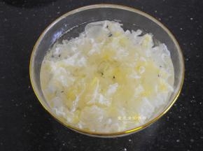 清洗两遍后加入适量清水浸泡10分钟左右，新鲜的银耳自带清香，闻起来像玉兰花，我个人是很喜欢的。