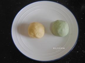 将糯米粉和南瓜粉，大麦粉加入温水揉成不黏手的面团，不要揉太多，大约50克的分量就足够一家四口吃了哦。