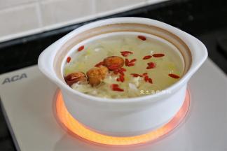 把砂锅放上电陶炉，大火煮沸后转小火。