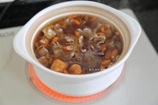 把红糖放入锅里，小火慢慢熬20分钟，银耳就已经软烂出胶了，我在秋冬季节会喜欢放红糖，黑糖，这对女性很有好处，春夏季节就放冰糖，更加的清爽美味。