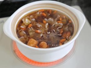 把红糖放入锅里，小火慢慢熬20分钟，银耳就已经软烂出胶了，我在秋冬季节会喜欢放红糖，黑糖，这对女性很有好处，春夏季节就放冰糖，更加的清爽美味。