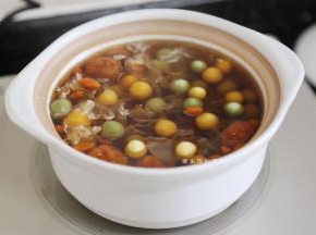 把糯米圆子搓圆放入滚开的汤水里，看到颜色变鲜艳并浮起来后即可熄火。