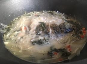 调入一勺盐、一小勺鸡粉、半勺白糖调味去腥，稍微翻拌均匀再煮1~2分钟；