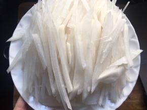 准备配料，首先将白萝卜擦成细丝。