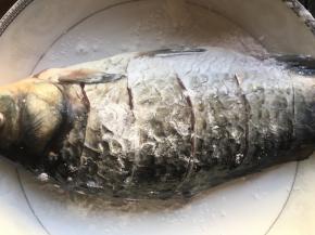 紧接着取一干净的碗，用厨房纸擦干碗底，再用厨房纸将鲫鱼表面（包括头部和尾部）也擦干，一定要擦干！再均匀的撒上少许淀粉（或面粉），涂抹均匀备用。要想鱼皮不破，这步非常关键！