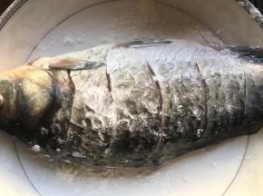 紧接着取一干净的碗，用厨房纸擦干碗底，再用厨房纸将鲫鱼表面（包括头部和尾部）也擦干，一定要擦干！再均匀的撒上少许淀粉（或面粉），涂抹均匀备用。要想鱼皮不破，这步非常关键！