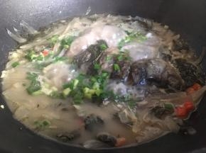 最后撒上一些葱花提香气，这道汤就大功告成了。