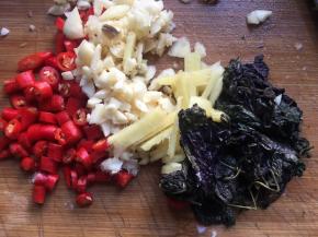 然后将生姜切成丝，小红椒切成小段，喜欢放点蒜末的也可以将大蒜拍碎，小编喜欢在鱼汤里放点紫苏，去腥又提味，所以小编还切了少许紫苏；（图示小编辣椒、大蒜并没有全部放完）