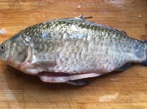 将鱼鳃和鱼腹内的杂物清理干净，尤其是鱼腹内的黑色的膜一定要清洗干净，不然汤非常腥；