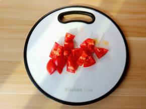 番茄切小块。