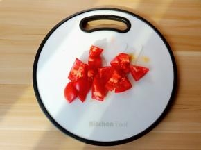 番茄切小块。