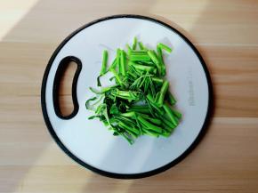空心菜切成寸段。