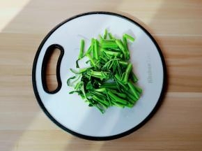 空心菜切成寸段。
