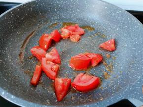 锅里加油加番茄炒一下。