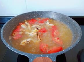 加入螃蟹与适量的清水煮一下。