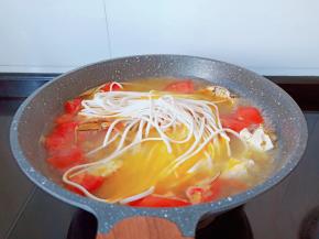 加入手擀面开大火煮。