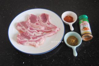 准备好材料，我做了两人份，所以选了4个羊排，这是原味的，买回来是冷冻的，所以要提前解冻，还要用盐来调一下味道。