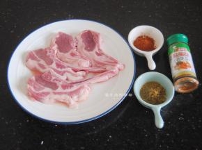 准备好材料，我做了两人份，所以选了4个羊排，这是原味的，买回来是冷冻的，所以要提前解冻，还要用盐来调一下味道。