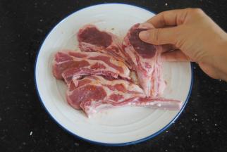 用手轻轻按摩一下撒下去的盐，让羊排咸度均匀分布，腌制10分钟就可以进行下一步了。