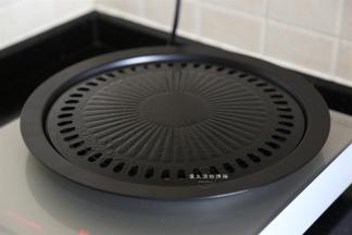 准备好ACA电陶炉和烤盘，现在的厨具真的好方便，电陶炉上就能直接烧烤，这种搭配最适合吃的就是韩国料理的烤肉，哇，想想都要口水流了。