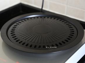 准备好ACA电陶炉和烤盘，现在的厨具真的好方便，电陶炉上就能直接烧烤，这种搭配最适合吃的就是韩国料理的烤肉，哇，想想都要口水流了。