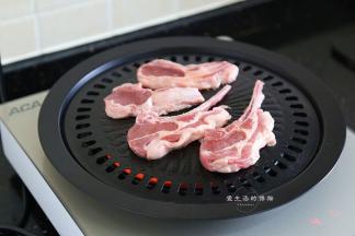 烤盘上刷一层油，把羊排放上去，将电陶炉开到4档，开始滋滋烤。