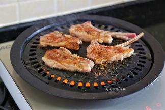 看个人的喜好淋上孜然粉和辣椒粉，要是吃不了辣的，可以少加一点，喜欢孜然味浓的可以多加，煎到两面金黄就可以出锅，接下来就要处理意大利面。