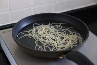 准备一锅清水，将橄榄油和盐倒入，放入意大利面，大火煮沸后转小火煮8分钟，用筷子夹一下，能夹断即可出锅，孩子喜欢吃软的，可以多煮2分钟。